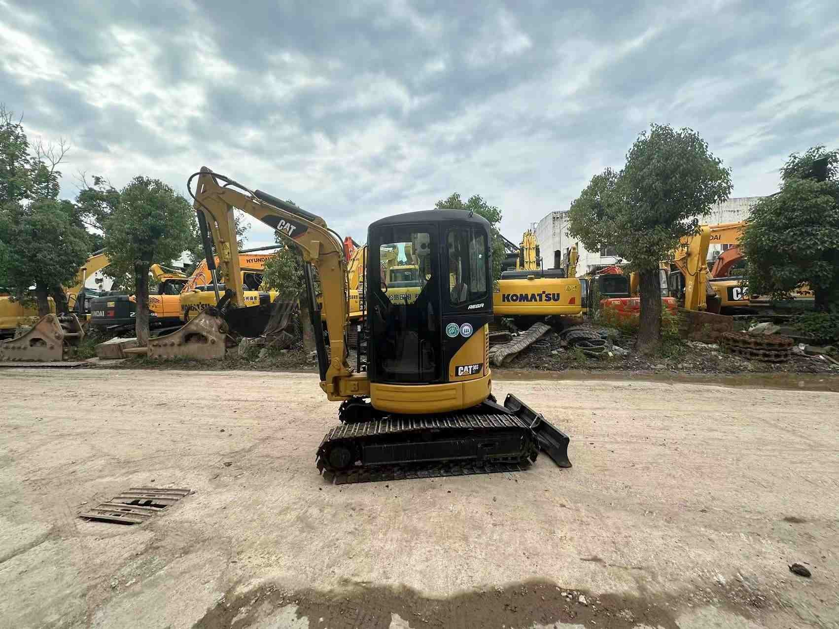 Japan Gebruikte CAT graafmachine te koop tweedehands 303C Jindongyu Machinery
